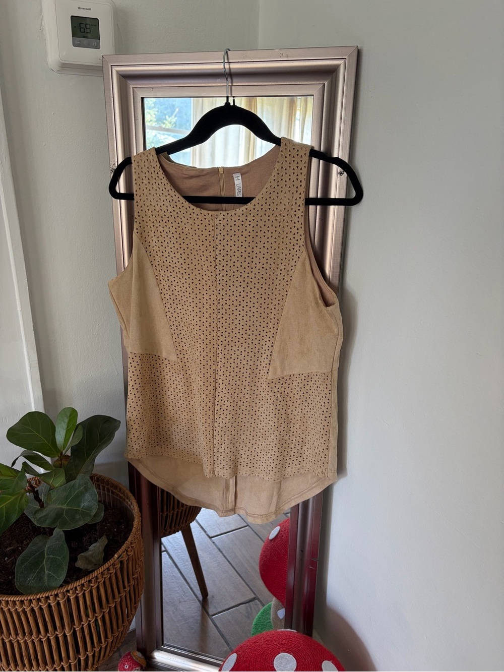 LAPIS Tan Faux Suede Laser Cut Sleeveless Tunic Top Womens Large Beige